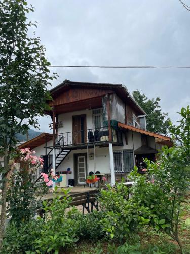 una casa con veranda e balcone di AKOF APART a Hayrat