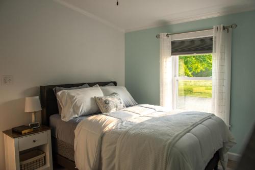 Schlafzimmer mit einem Bett und einem Fenster in der Unterkunft Maple Retreat ? Spacious Pool in Dundee