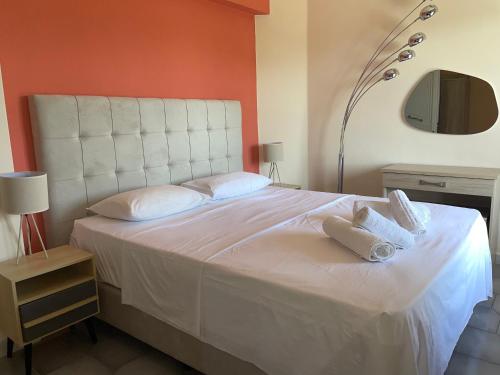 um quarto com uma grande cama branca e 2 almofadas em Andreas Studios em Svoronata