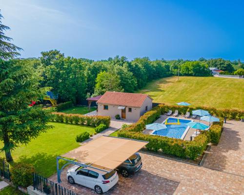 an aerial view of a house with a swimming pool at Guest house Flora in Pazin
