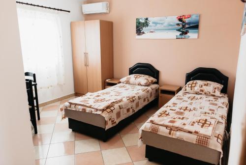 Una cama o camas en una habitación de Guest House Lalic