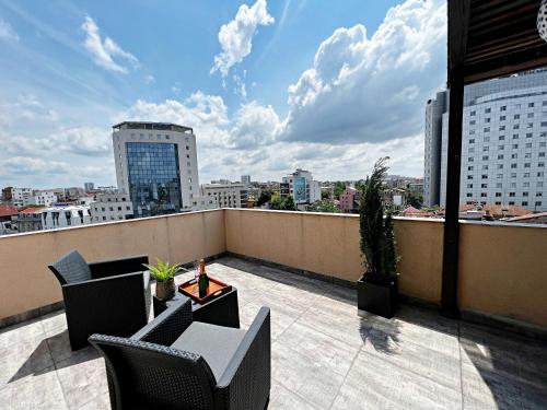 balcone con sedie e vista sulla città di City View - Luxury Apartment - Sanador Victoriei a Bucarest