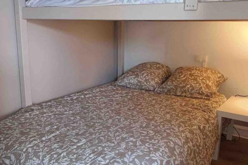 uma cama num pequeno quarto com um beliche em Charmante maison sur l'Ile de Noirmoutier à Barbâtre em Barbâtre