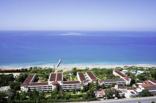uma vista aérea de um resort perto do oceano em Labranda Alantur em Alanya