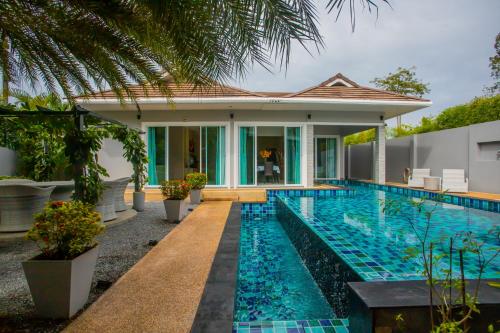 uma piscina no quintal de uma villa em 3 Bedroom Platinum Pool Villa Smooth as Silk em Ban Khlong Haeng