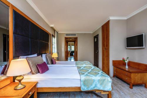 Postel nebo postele na pokoji v ubytování Asteria Family Resort Belek