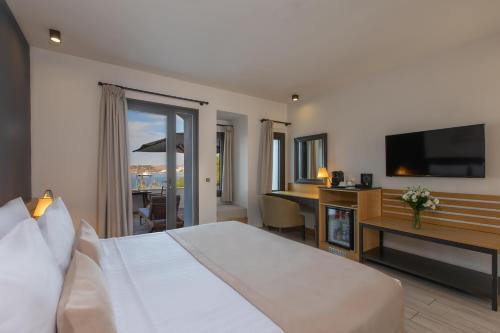 TV a/nebo společenská místnost v ubytování Senses Hotel - Adults Only