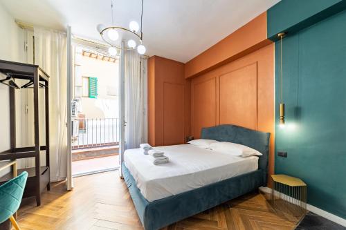 1 dormitorio con cama y ventana grande en Room Eleven, en Florencia