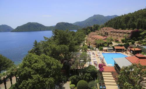 widok na ośrodek i jezioro w obiekcie Labranda Mares Marmaris Hotel w mieście Marmaris