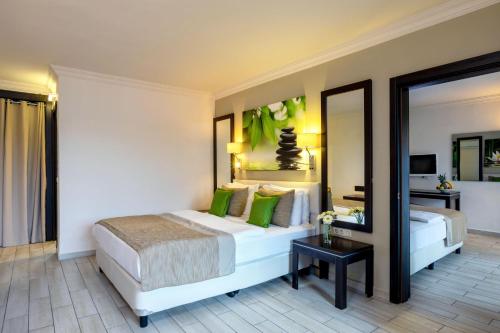 Un pat sau paturi într-o cameră la Marmaris Bay Resort - Adults Only