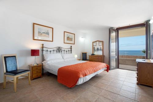 sypialnia z łóżkiem i widokiem na ocean w obiekcie Maravilla Over the Ocean w mieście Costa Del Silencio