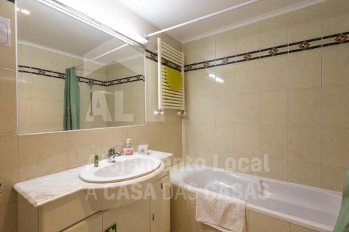 エリセイラにあるEncostas do Mar by AcasaDasCasasのバスルーム(シンク、鏡、バスタブ付)