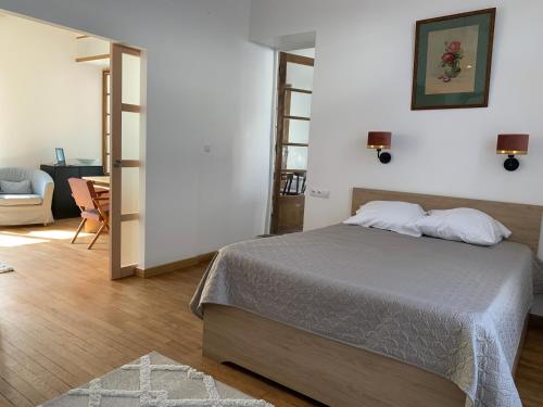 Ένα ή περισσότερα κρεβάτια σε δωμάτιο στο Le petit Foncier