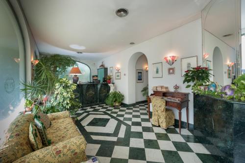 a living room with a checkered floor at Hotel Villa Giulia in Tortona