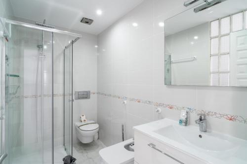 a bathroom with a toilet and a shower and a sink at Los Aguacates Bellavista Casasol in Nerja