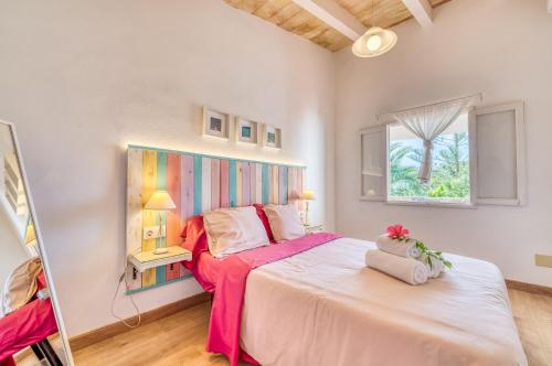 - une chambre avec un grand lit et une fenêtre dans l'établissement Ideal Property Mallorca - Sol de Mallorca 1, à Cala Mesquida