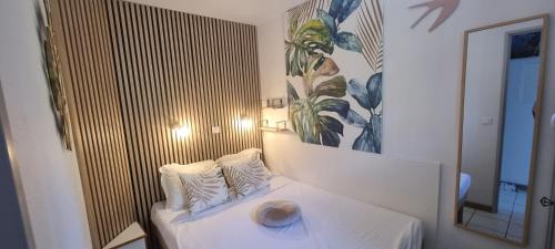 - une chambre avec un lit blanc et un bol dans l'établissement Agay Cap Esterel Le Hameau F2 Clim plein sud dernier etage Magnifique vue mer, à Agay