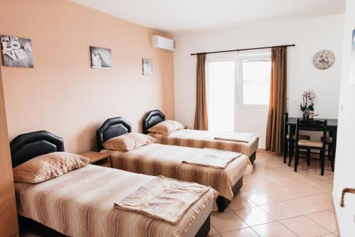 Una cama o camas en una habitación de Guest House Lalic