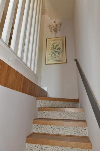 een trap in een huis met een foto aan de muur bij Civico 43 in Carpenedolo