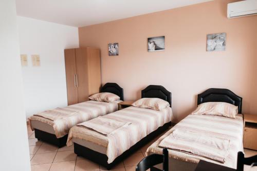 Una cama o camas en una habitación de Guest House Lalic