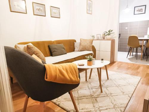 ein Wohnzimmer mit einem Sofa und einem Tisch in der Unterkunft Apartman U2 in Veliko Gradište