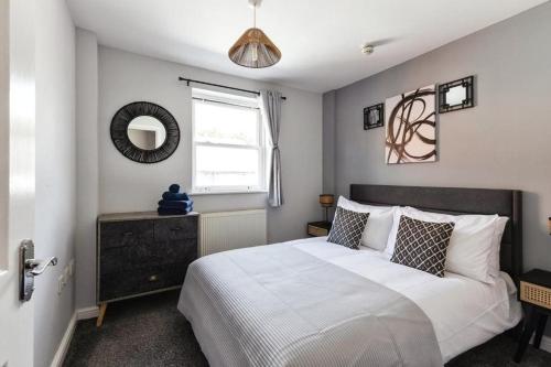 Ένα ή περισσότερα κρεβάτια σε δωμάτιο στο Stunning Refurbished Apartment in Central Cheltenham inc. Parking