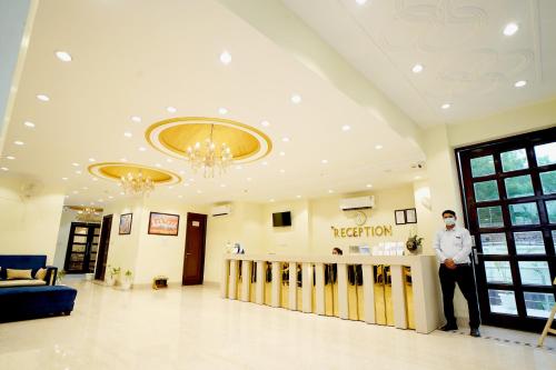 Ο χώρος του λόμπι ή της ρεσεψιόν στο Hotel SKS Grand Palace-Vrindāvan