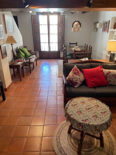 sala de estar con sofá y mesa en Belmonte, en Belmonte de Mezquín