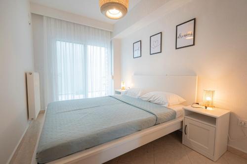 une chambre avec un grand lit et une fenêtre dans l'établissement Theatre Home Sea View - Nea Moudania Halkidiki, à Nea Moudania