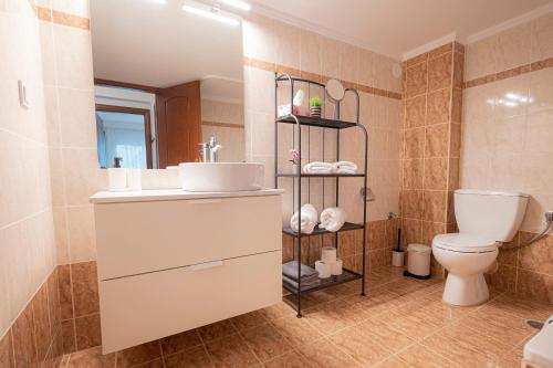 une salle de bain avec un lavabo et des toilettes dans l'établissement Theatre Home Sea View - Nea Moudania Halkidiki, à Nea Moudania