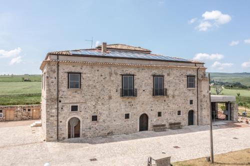 een oud stenen huis met een dak bij Dimora Schioppo - Irpinia in Calitri