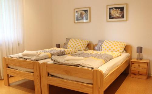 a bedroom with two twin beds in a room at Ferienhaus Lorenz` Gartentraum - Emsland in Dörpen