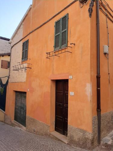 un edificio arancione con porta e finestre di Camera La Bicocca - centro di Sirolo a Sirolo