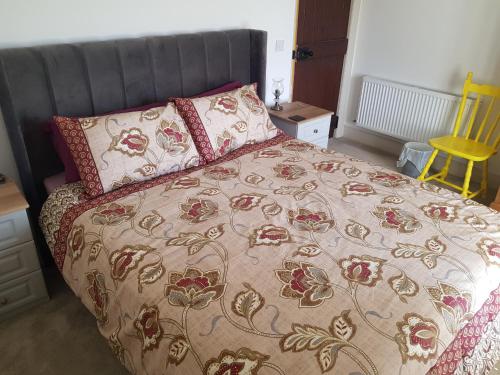 Postel nebo postele na pokoji v ubytování Traditional Irish Farmhouse