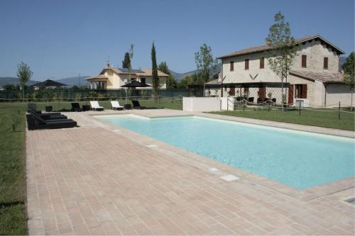 una piscina di fronte a una casa di Casale Marroggia a Foligno