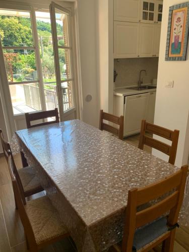 una cucina con tavolo, sedie e piano di lavoro di Valdonica - Relax in campagna a La Spezia
