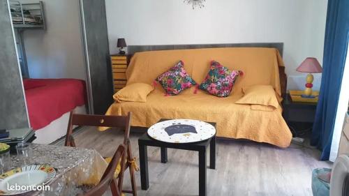 une chambre avec un lit avec deux oreillers et une table dans l'établissement T2 luxe rdj cap d agde, au Cap d'Agde