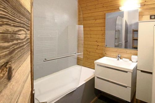 La salle de bains est pourvue d'une baignoire, d'un lavabo et d'une baignoire. dans l'établissement Studio avec coin montagne au pied des pistes, à Megève