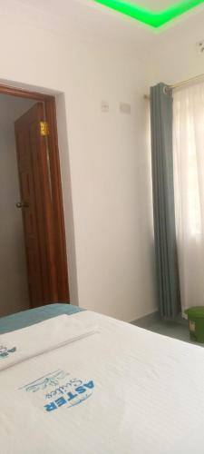 Ένα ή περισσότερα κρεβάτια σε δωμάτιο στο Aster Suites Kisumu