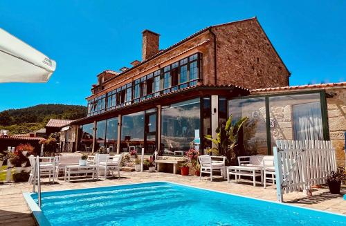 Bazén v ubytování Hotel Rústico Finisterrae nebo v jeho okolí