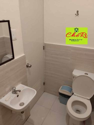 Ванная комната в CheRi Backpackers Hostel