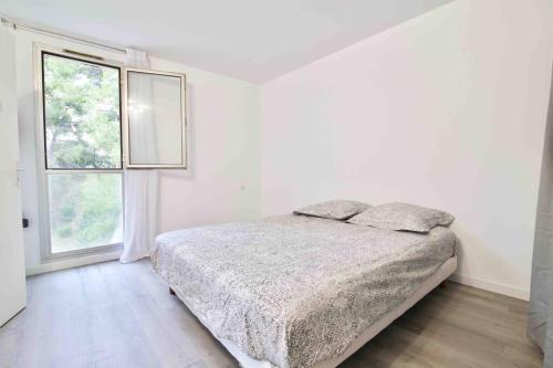 une chambre blanche avec un lit et une fenêtre dans l'établissement Le dyonisos et piscine, à La Seyne-sur-Mer