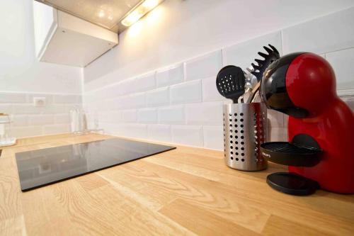 un comptoir de cuisine avec un appareil rouge sur un comptoir dans l'établissement Le dyonisos et piscine, à La Seyne-sur-Mer