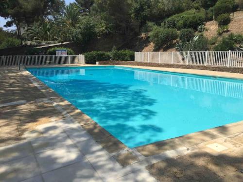 une grande piscine avec de l'eau bleue dans l'établissement Le dyonisos et piscine, à La Seyne-sur-Mer