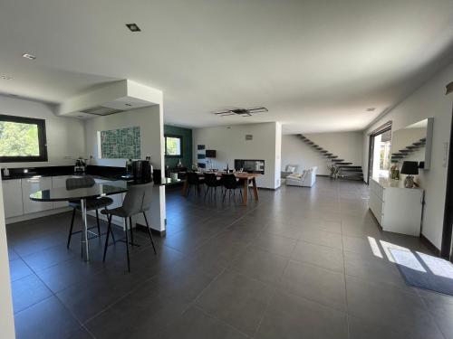 Villa ARTOS - piscine - 300 m2