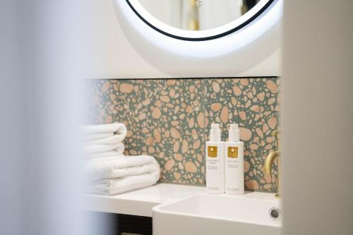 y baño con lavabo y espejo. en Modern Home in Windermere by LetMeStay, en Windermere