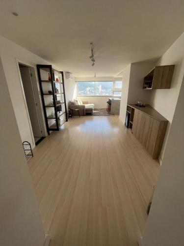 an empty living room with a hard wood floor at Apartamento com Vista Imperdível in Rio de Janeiro