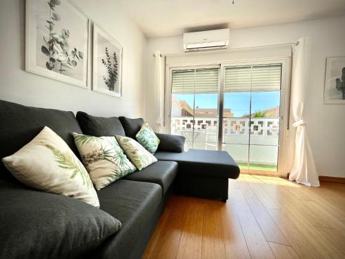 - un salon avec un canapé et une grande fenêtre dans l'établissement Apartamento Cabo Beach, à Cabo de Gata