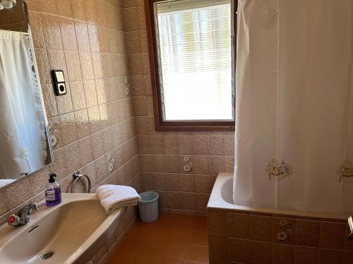 y baño con bañera, lavamanos y ducha. en Casa la Pineda Salou, playa y Port Aventura en Salou