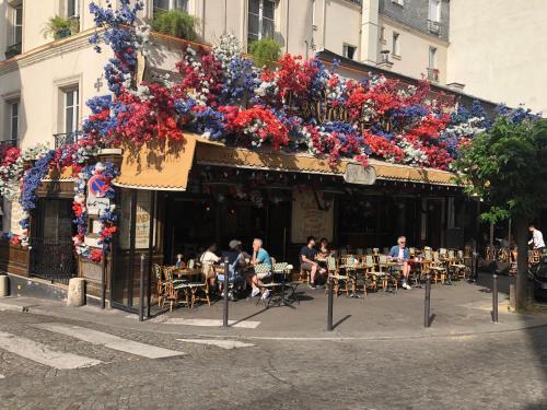 Pigalle Montmartre friendly pour tous - 2 min Métro Pigalle - Studio de 25 m2 -2 lits simples type gigogne pour 2 pers-Zone Très touristique - Cabaret Moulin Rouge à 200 m,Café Aux Noctambules,Cabaret chez Michou Restaurant Bouillon Pigalle,Théâtre de 10h